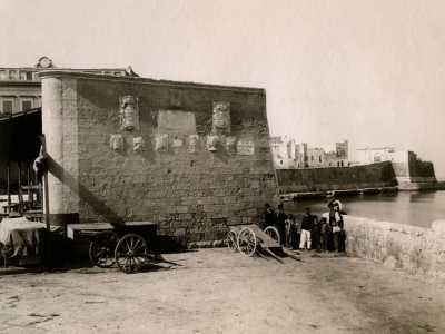 E la Bari dell�epoca, seguendo la tesi di Beatillo e alla ricerca di figure rappresentative della citt�, trov� un pretesto per dare addirittura un a Barione e Iapige, che vennero raffigurati sulla sommit� della porta nuova realizzata nel 1612 in piazza del Ferrarese (effigi che vennero poi spostati su un altro edificio dopo la demolizione della porta)